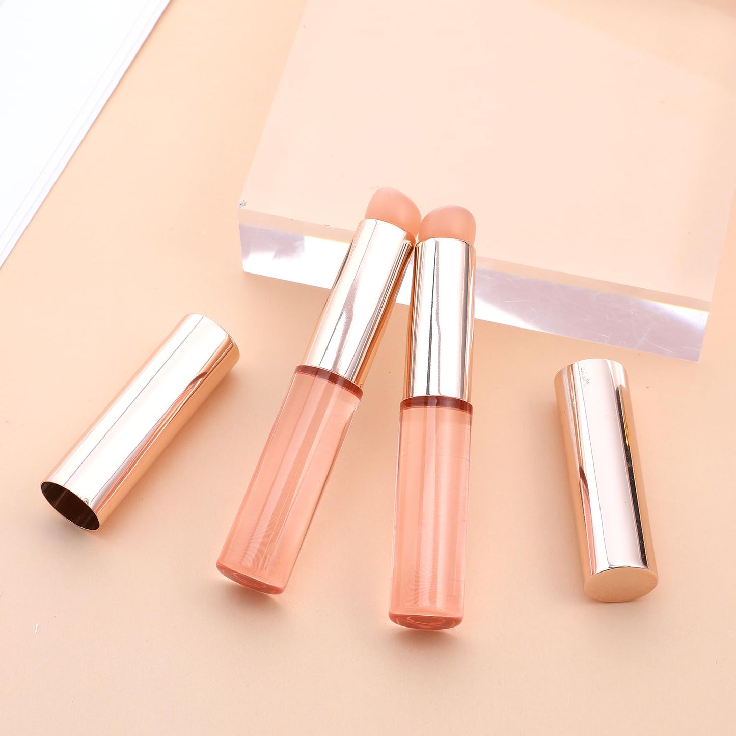 2 Pcs Lip Balm Applicator Silicone Lip Mask Brush with Cap, Round Head Lips Brushes Reusable Silicone Makeup Brush Convenient and Easy to Clean for Even Application of Lipstick Lips Gloss