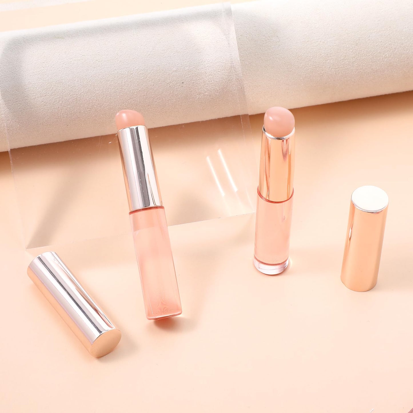 2 Pcs Lip Balm Applicator Silicone Lip Mask Brush with Cap, Round Head Lips Brushes Reusable Silicone Makeup Brush Convenient and Easy to Clean for Even Application of Lipstick Lips Gloss