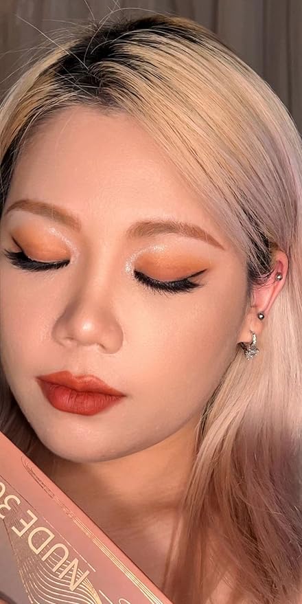 Eye Makeup Eyeshadow Palette with eye shadow primers